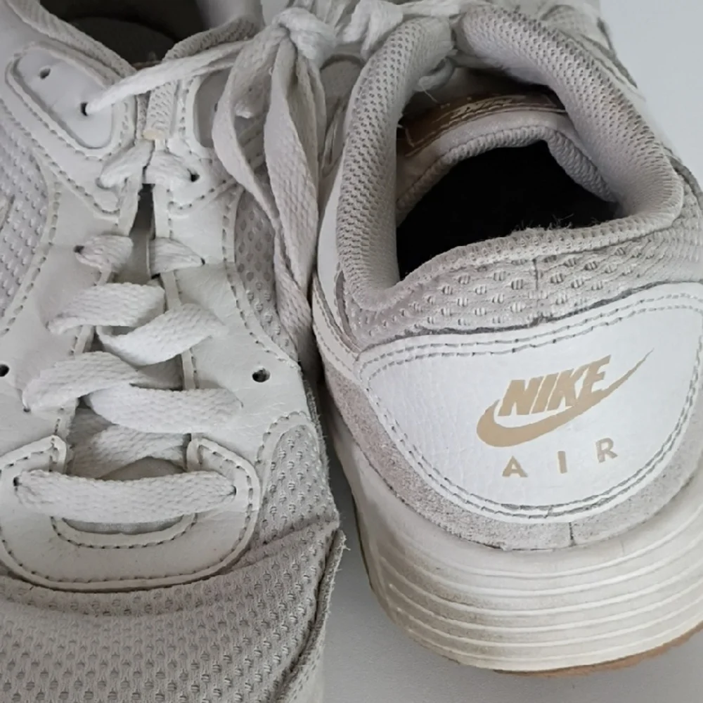 the Nike Air Max SC sneaker Women's White and Gray Sneakers size 8.5